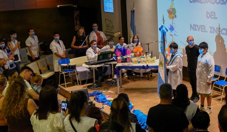 Pacientes recibieron sus diplomas de egreso en un emotivo acto organizado por la Escuela Hospitalaria