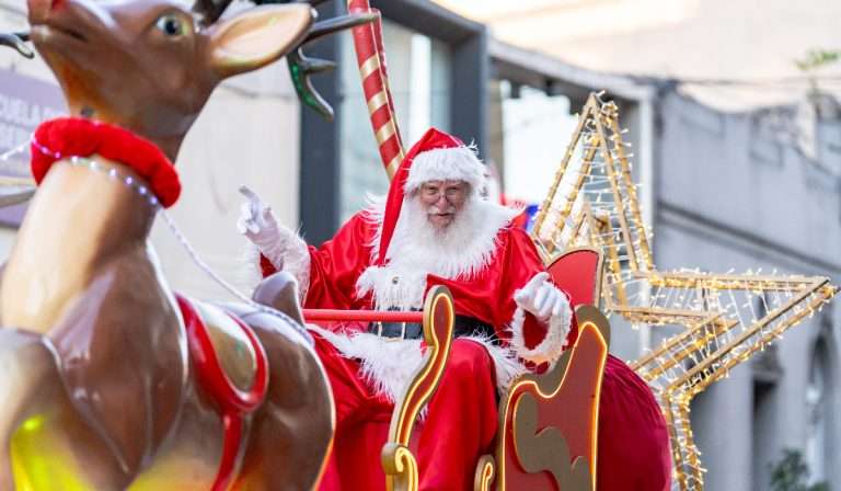 Desfile navideño en San Nicolás: Papa Noel, música y acróbatas en el centro de la ciudad